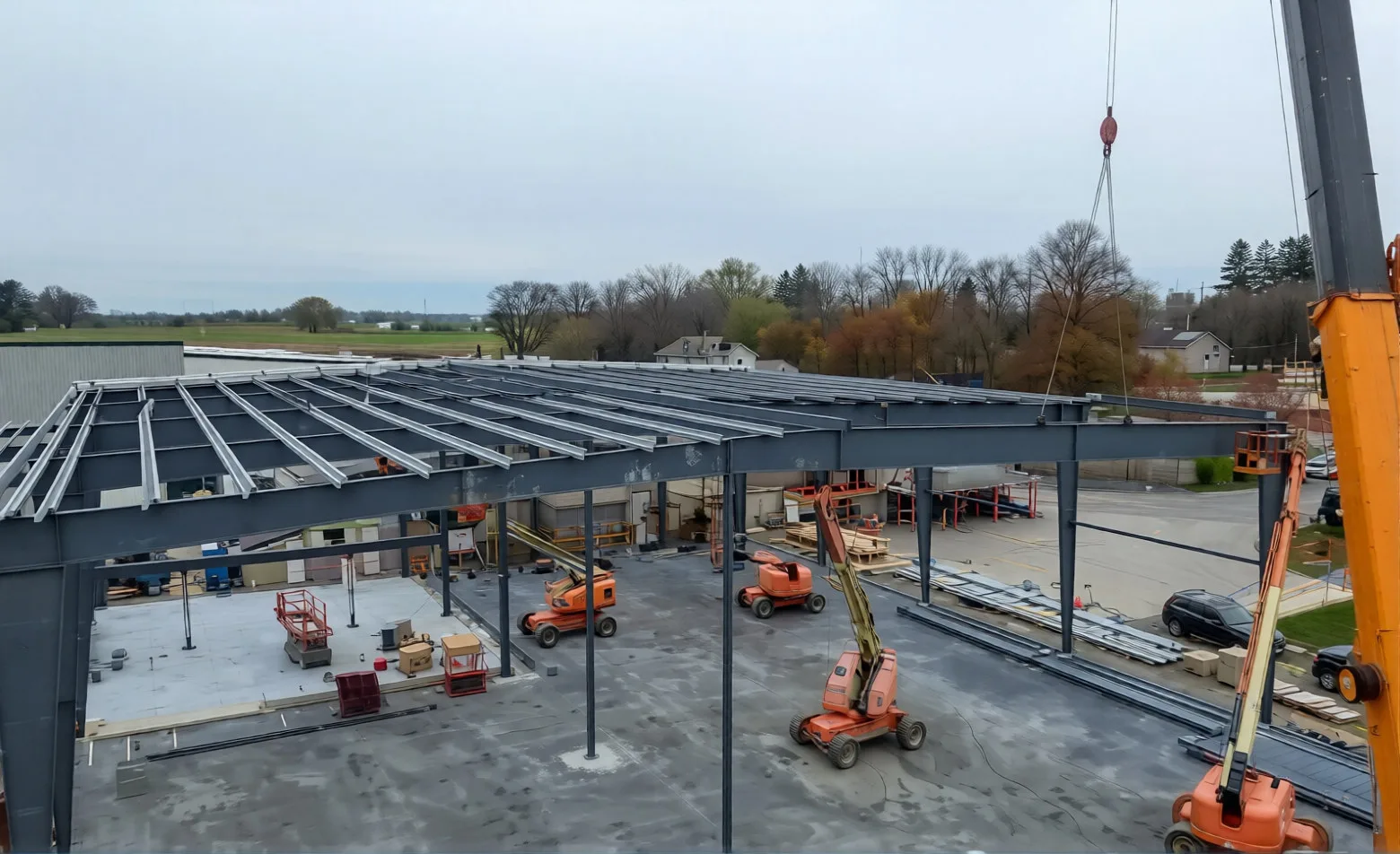 Neubau einer Produktionshalle: Stahlbau mit Hebebühnen und Kran